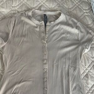 Vuori women’s button down top size Large NWOT